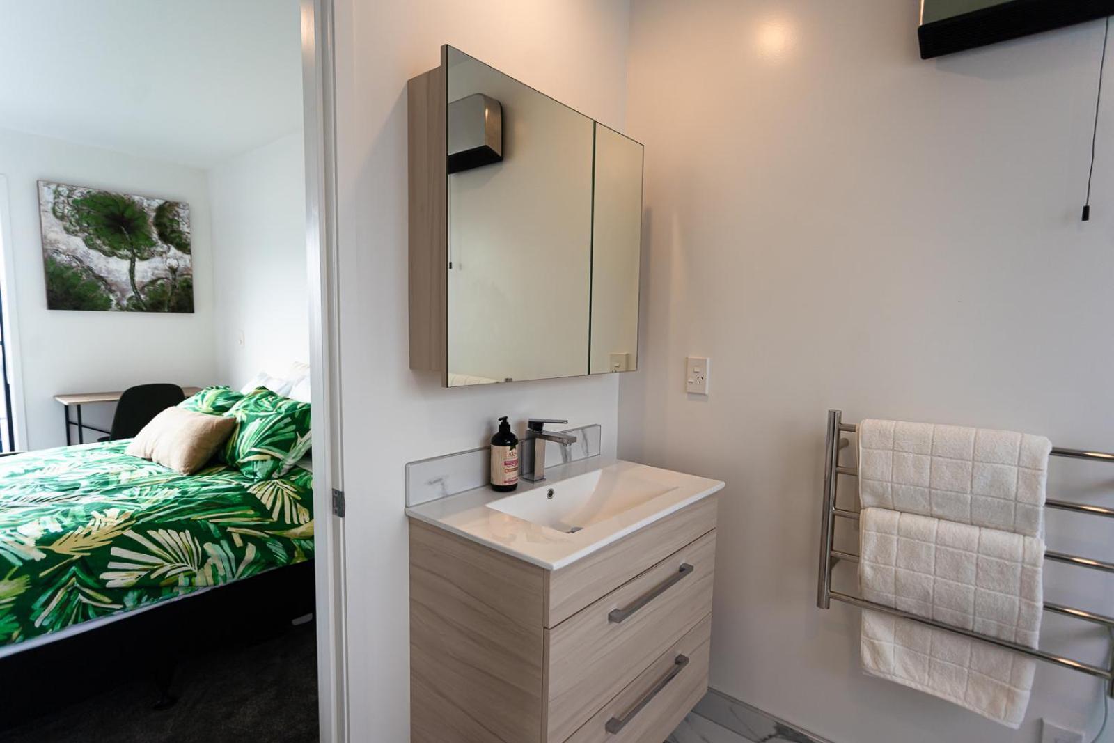 Modern 2 Bedroom Townhouse In Cbd With Parking! Sleeps 5 크라이스트처치 외부 사진
