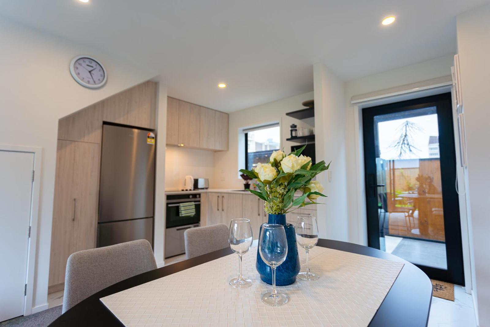 Modern 2 Bedroom Townhouse In Cbd With Parking! Sleeps 5 크라이스트처치 외부 사진